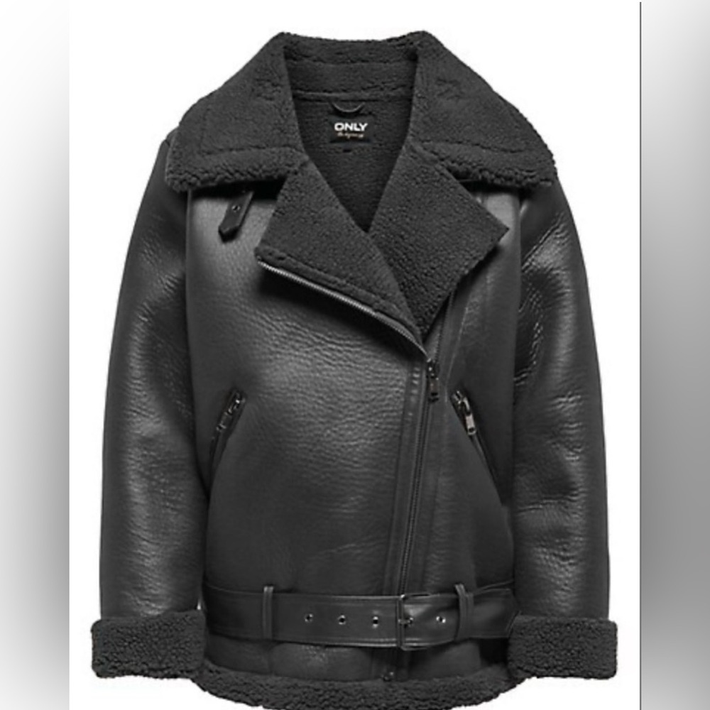 The Bay
ONLY
Faux Leather and Faux Shearling Aviator Jacket
Black
Size XS